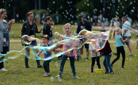 Dzīvnieki, burbuļi un atrakcijas – Rīga ZOO 2. septembrī svinēs mācību gada sākumu
